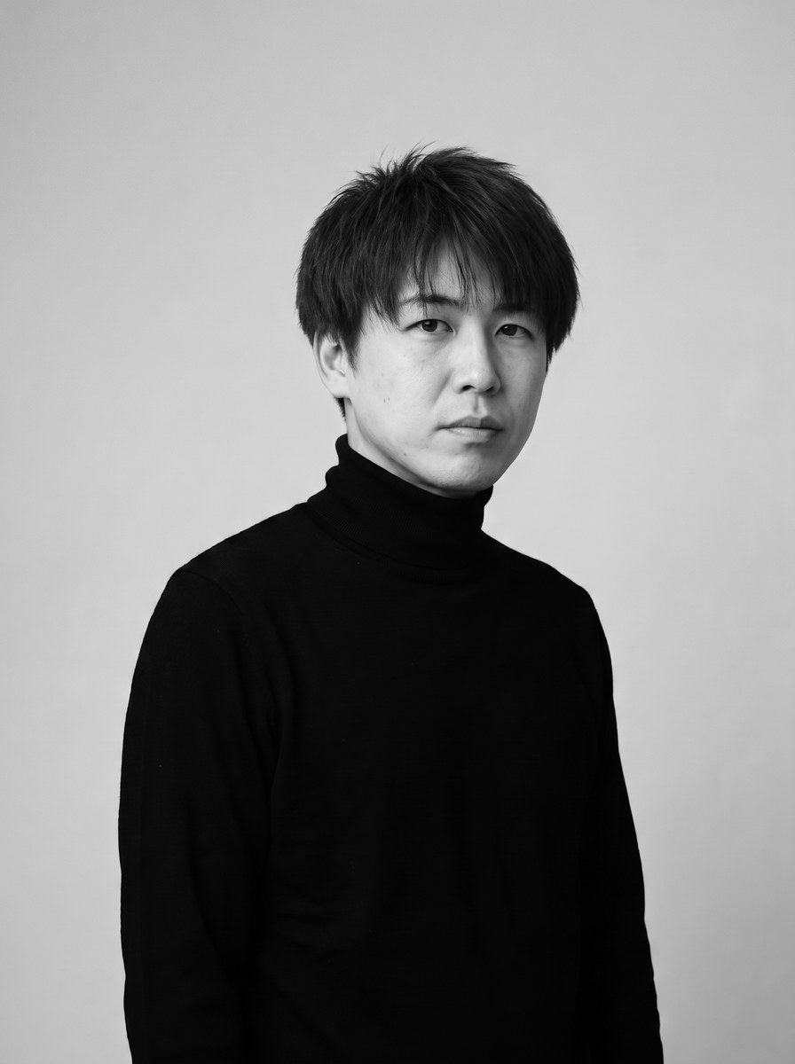黒のタートルネックを着た松浦光輝